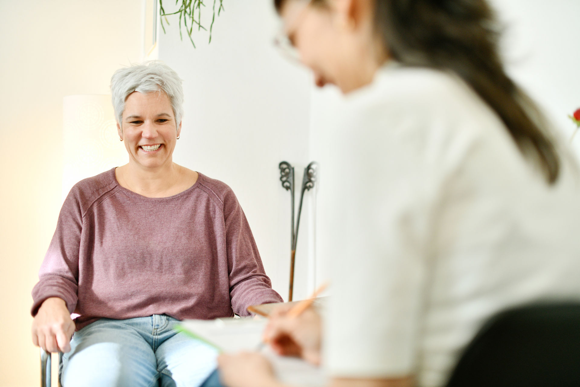 Kinsesiologin Pascale Hauser bei einem beratenden Gespräch mit einer Patientin in ihrer Praxis in Winterthur. Die Atmosphäre ist freundschaftlich und gelöst.